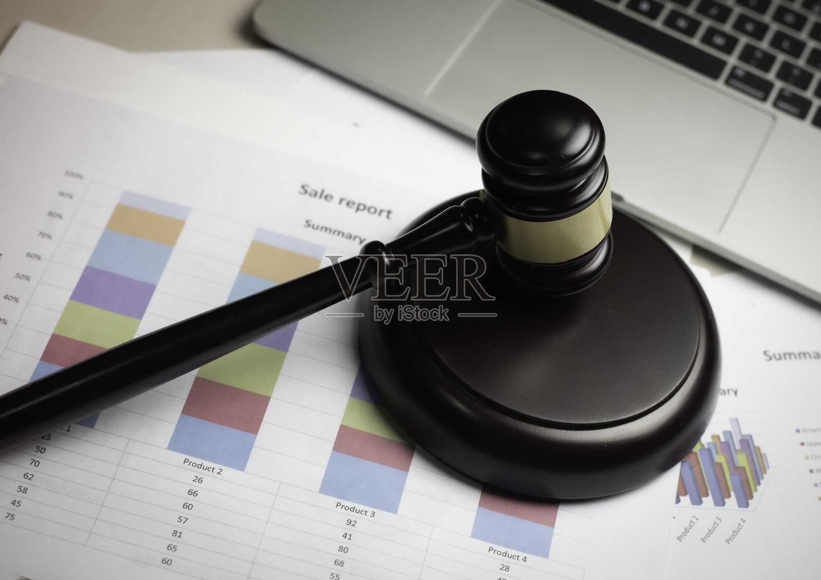 靠近木槌，放上模糊的商业图，四周模糊的灯光照片摄影图片