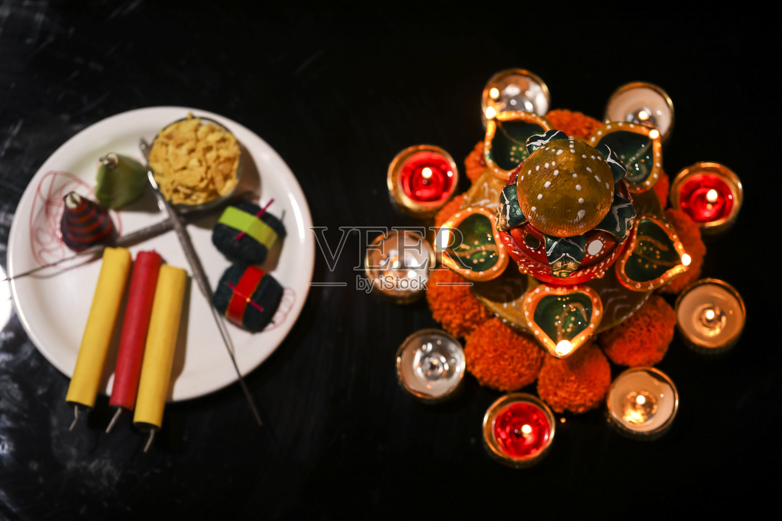 鞭炮，灯和花在黑暗的背景，印度排灯节照片摄影图片