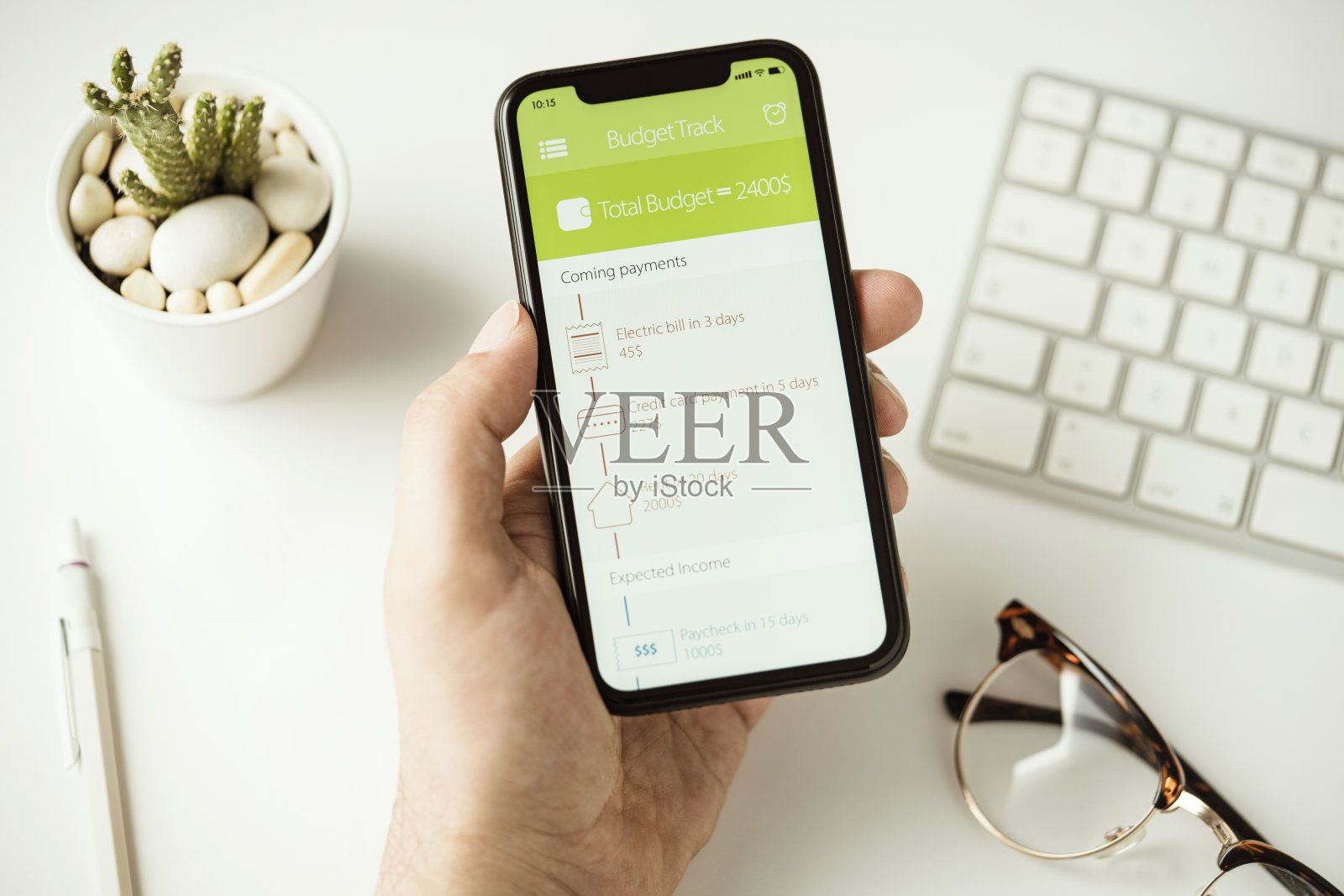 智能手机屏幕上的预算跟踪应用程序照片摄影图片