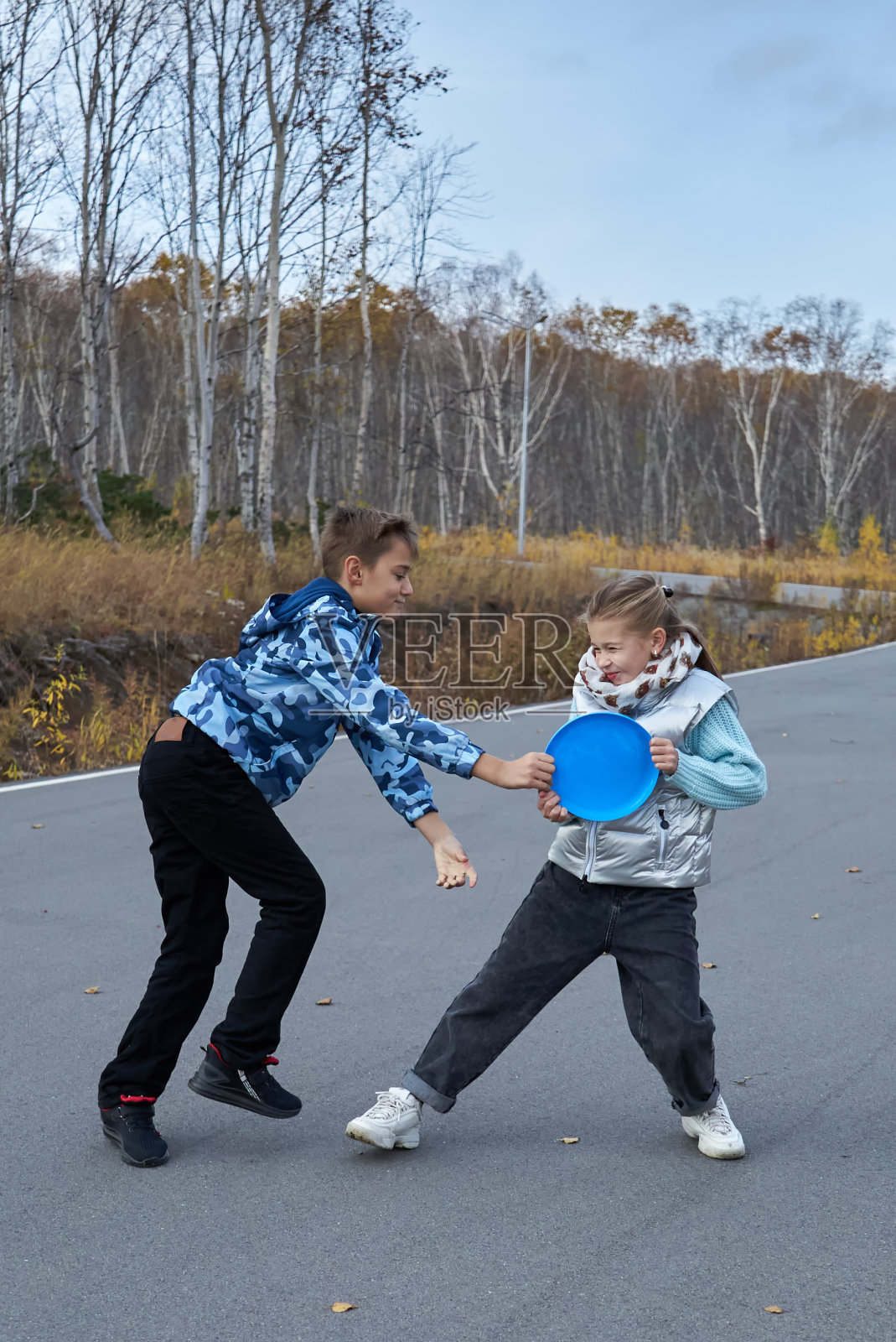 孩子们在争夺飞盘照片摄影图片