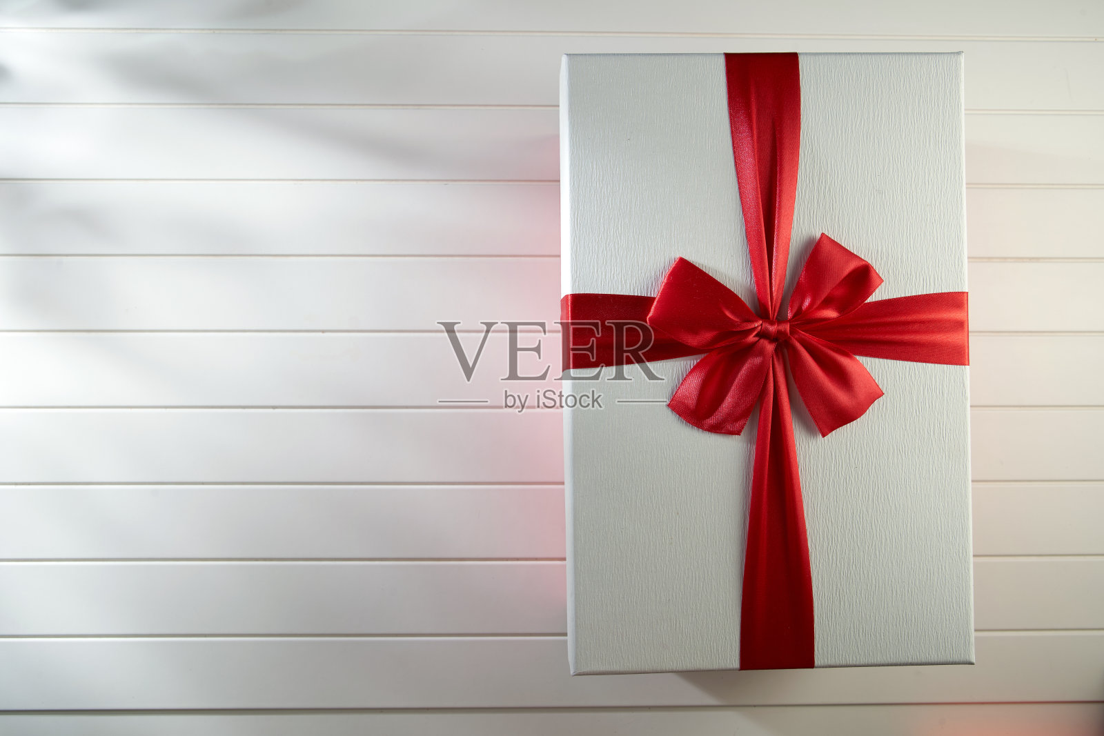 白色礼品卡与红色蝴蝶结照片摄影图片