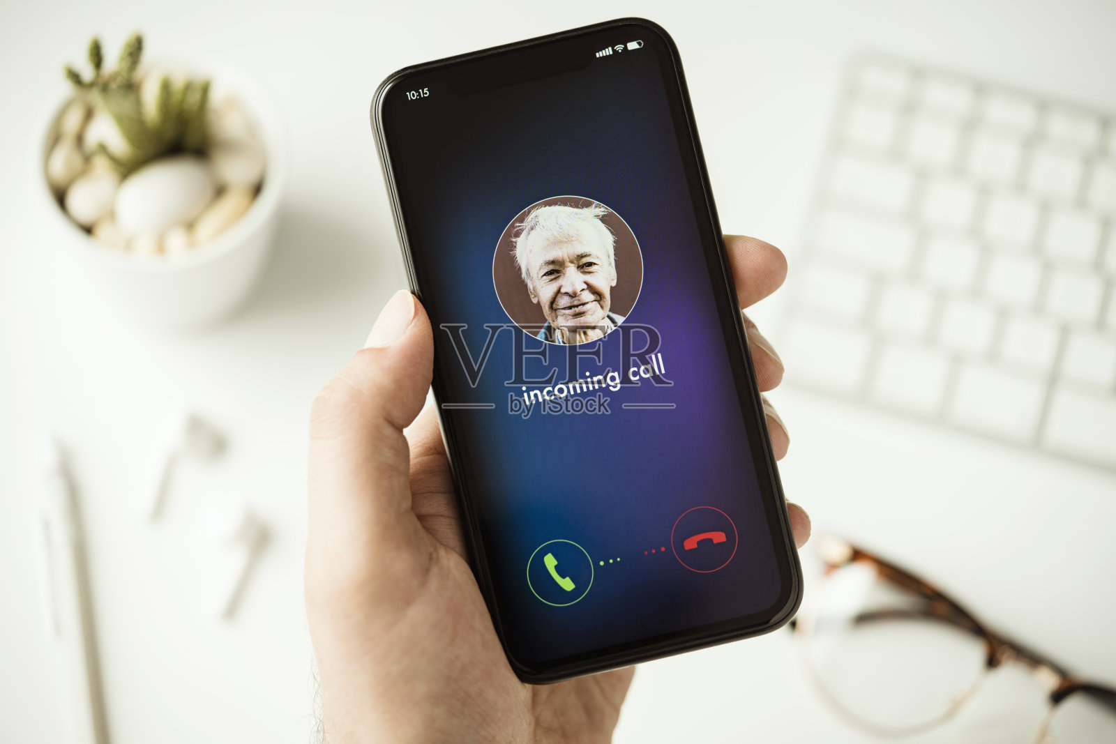 智能手机屏幕上的来电照片摄影图片