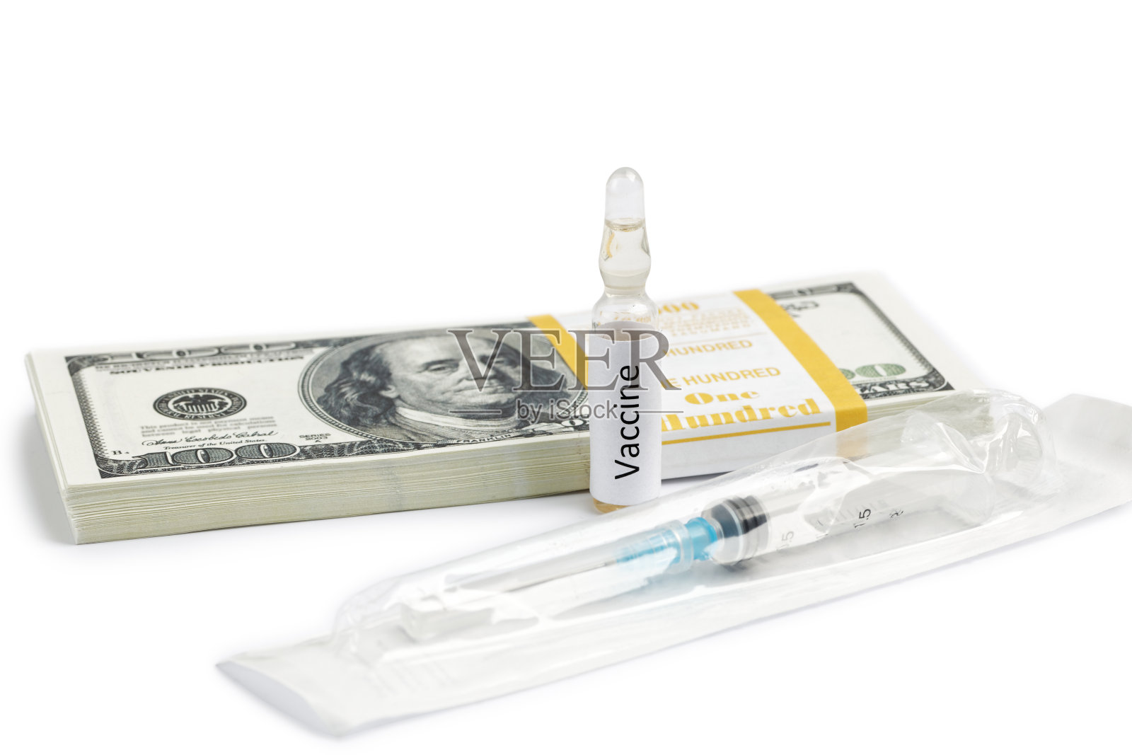 写着疫苗的安瓿注射器和一盒美元孤立在白色的。照片摄影图片