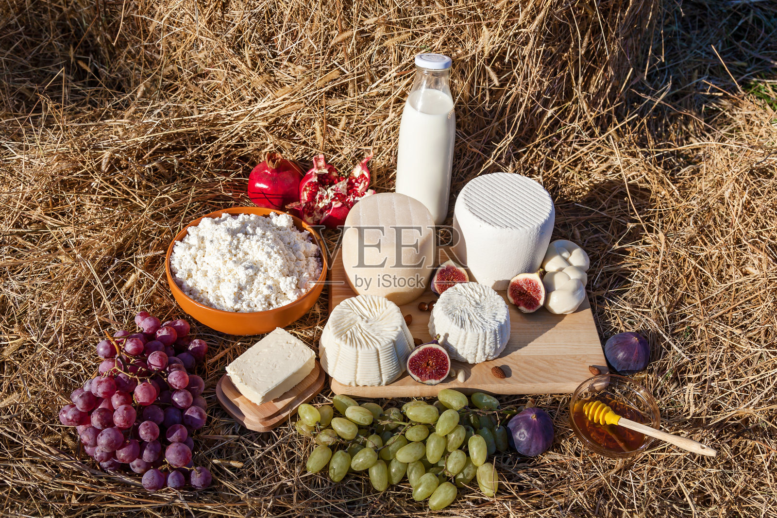 以干草为背景的奶制品照片摄影图片