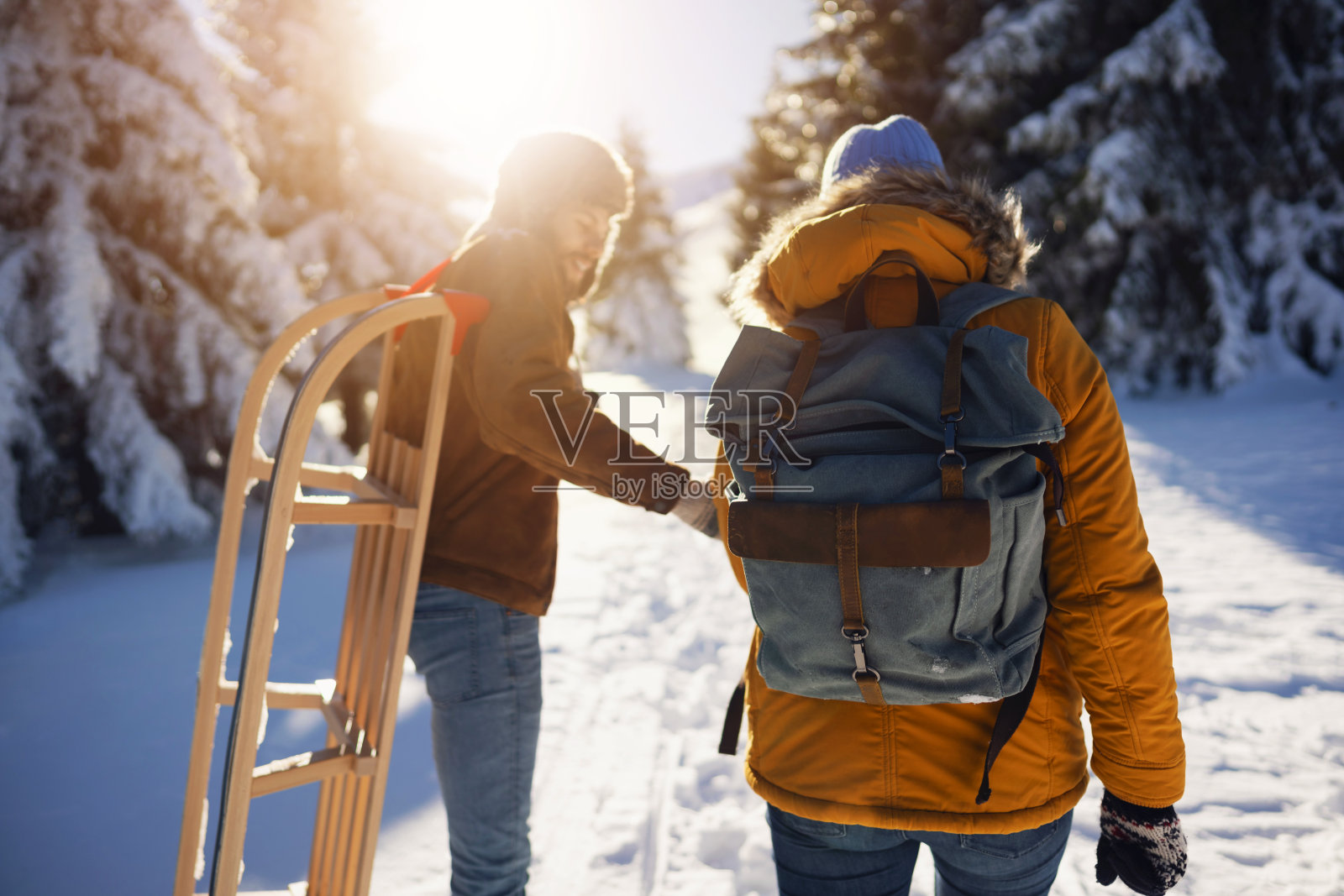一对情侣在冬天的冒险照片摄影图片