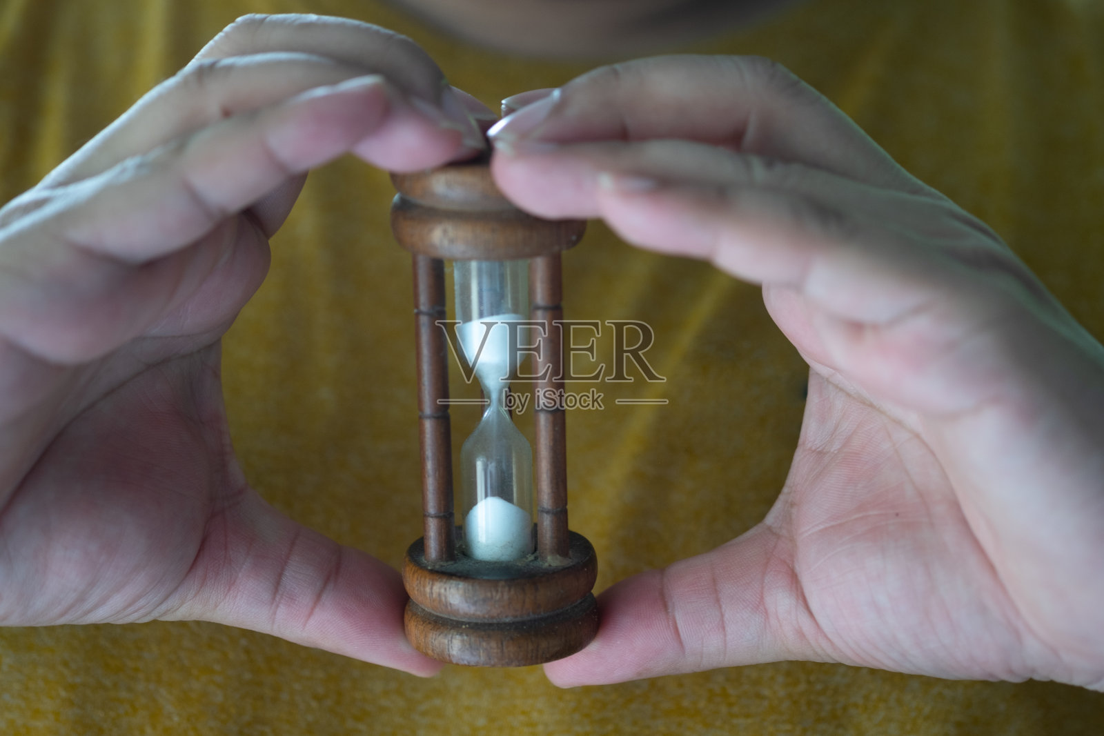 爱的象征手与木制沙漏。爱情中的时间概念照片摄影图片