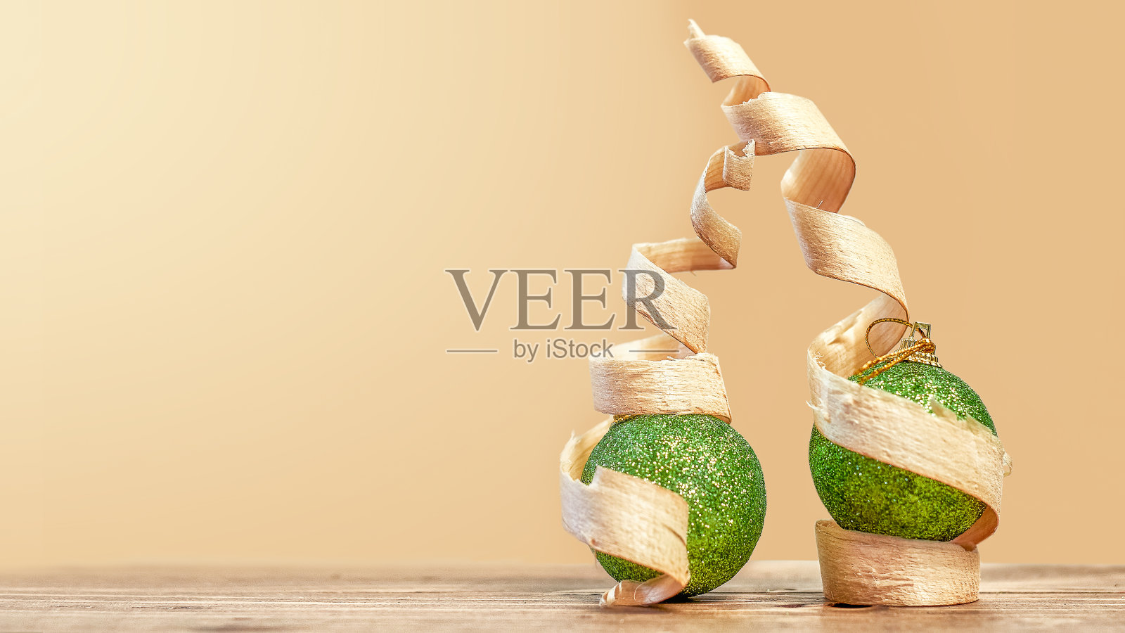 绿色的圣诞球和木屑放在木制的背景上照片摄影图片