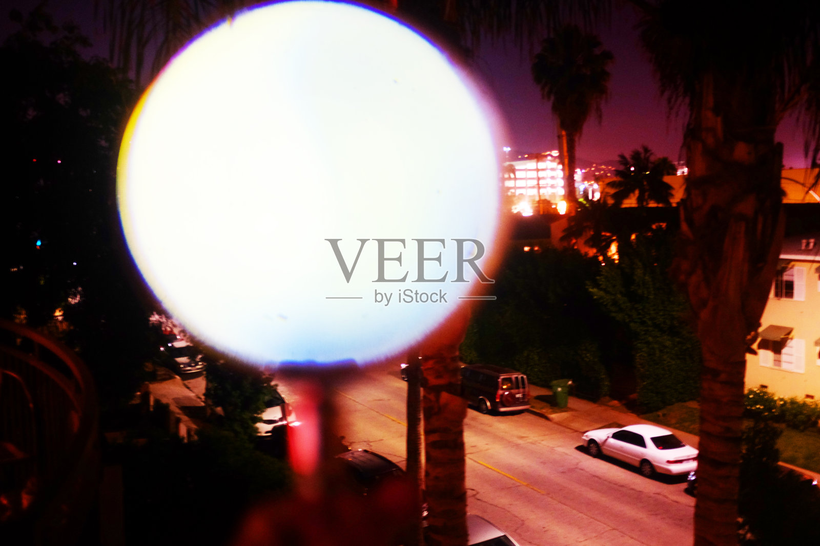 西好莱坞，洛杉矶，加利福尼亚州的街道视图与放大镜看起来像一个路灯照片摄影图片