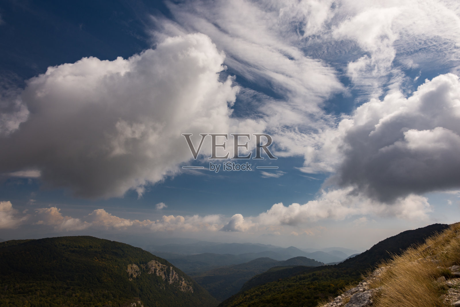 意大利阿布鲁佐Mainarde。阿布鲁佐，拉齐奥和莫利塞国家公园。Mainarde是一个巨大的石灰岩，有一个雄伟的外观，其山峰是亚平宁最高的之一。照片摄影图片