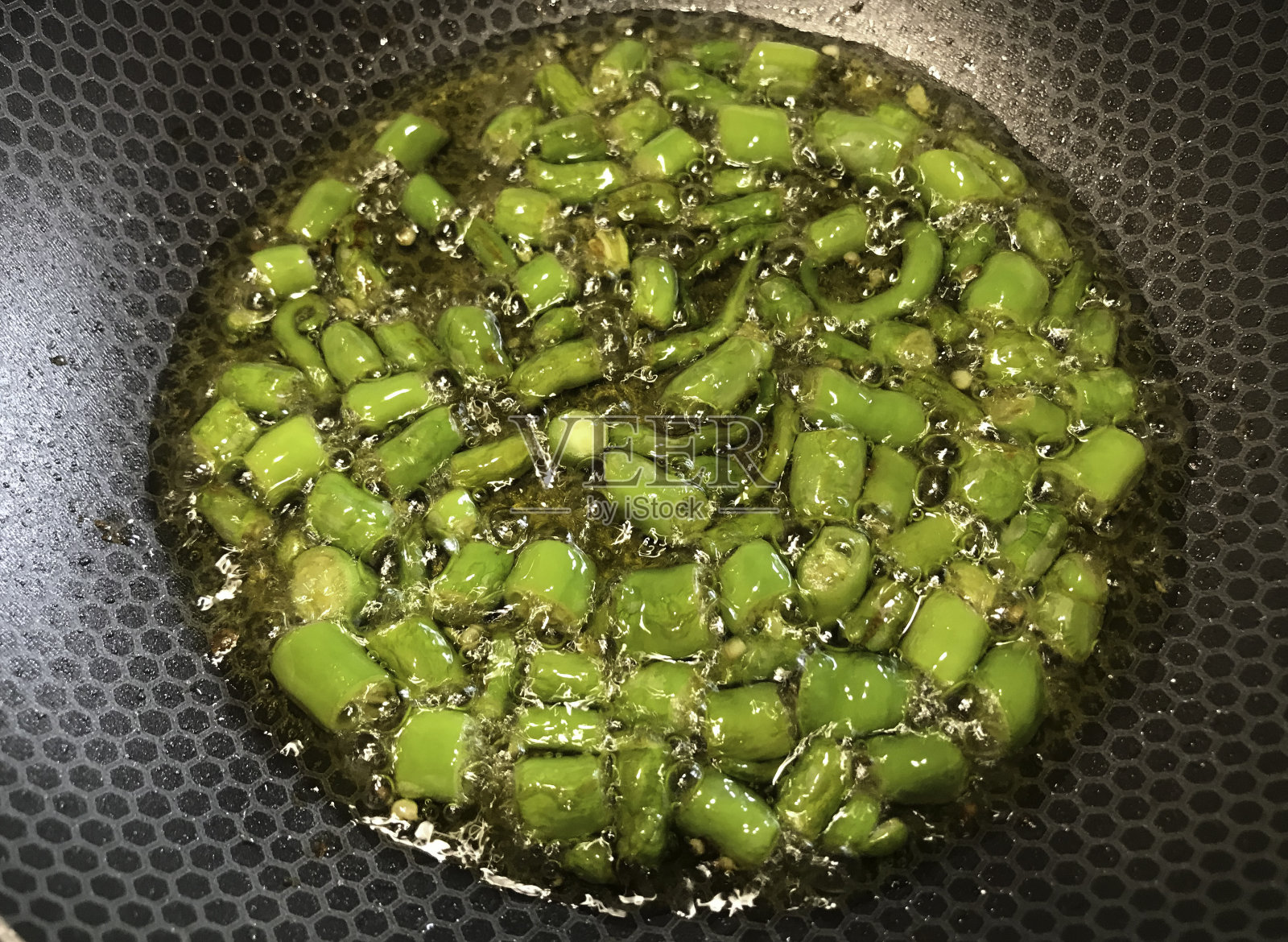 青椒和西红柿加黄油照片摄影图片