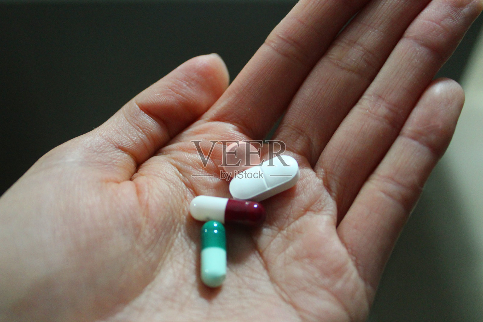 手握药丸-药物，处方药照片摄影图片