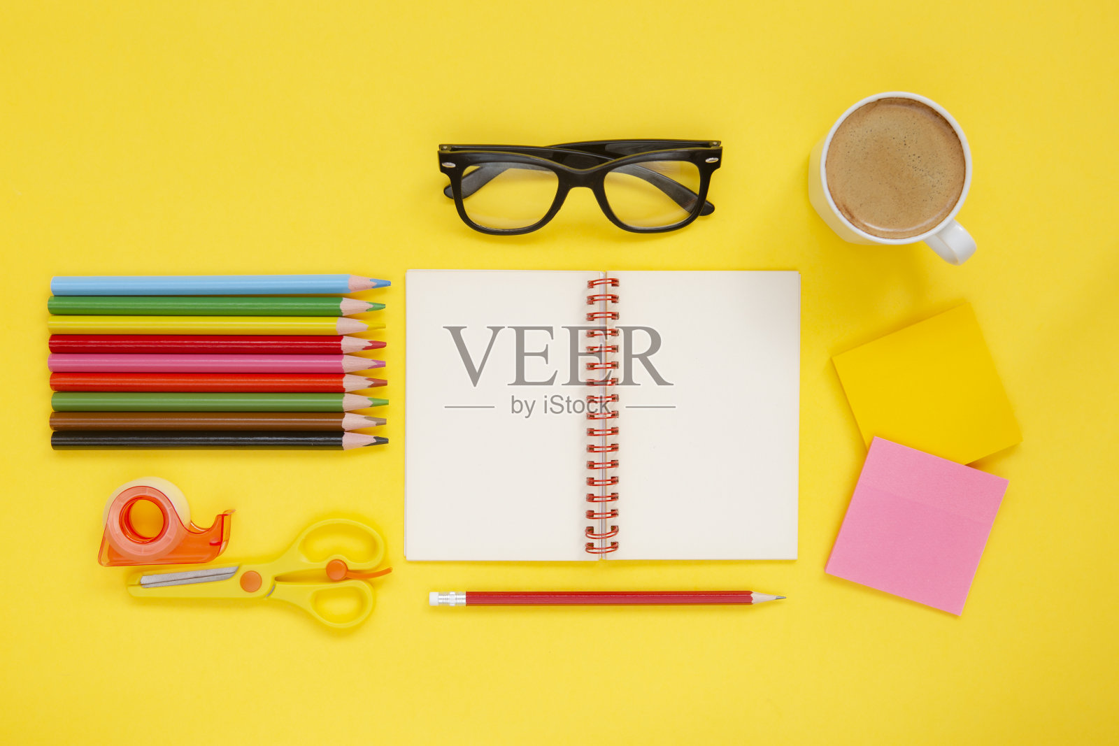 的办公桌上照片摄影图片