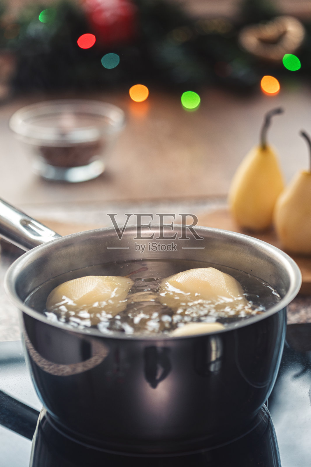 为节日准备黑巧克力酱水煮梨照片摄影图片