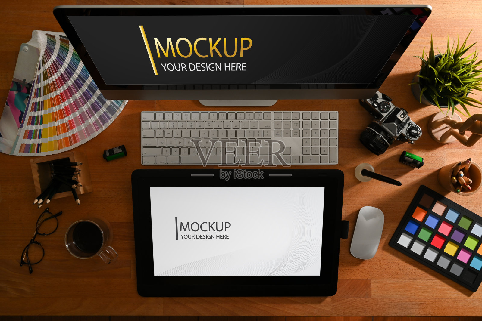 图形设计师的工作空间模拟数字平板电脑，电脑和用品照片摄影图片