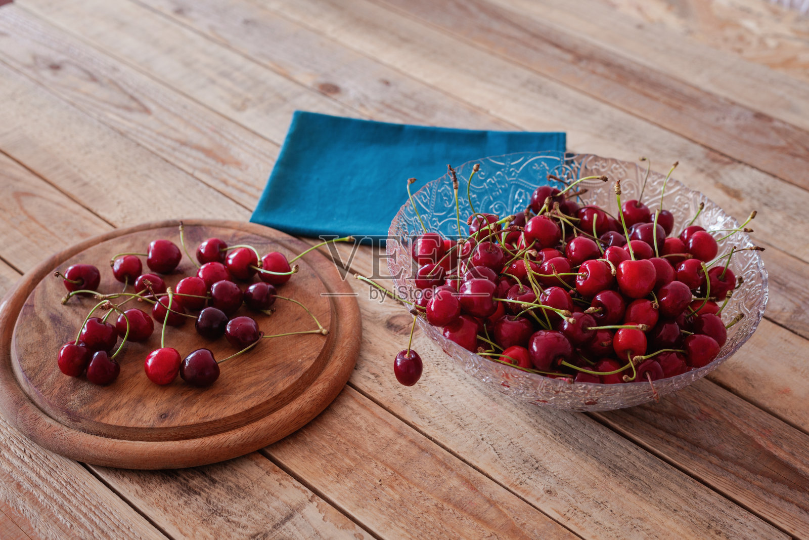 在桌子上的生甜樱桃，靠近照片摄影图片