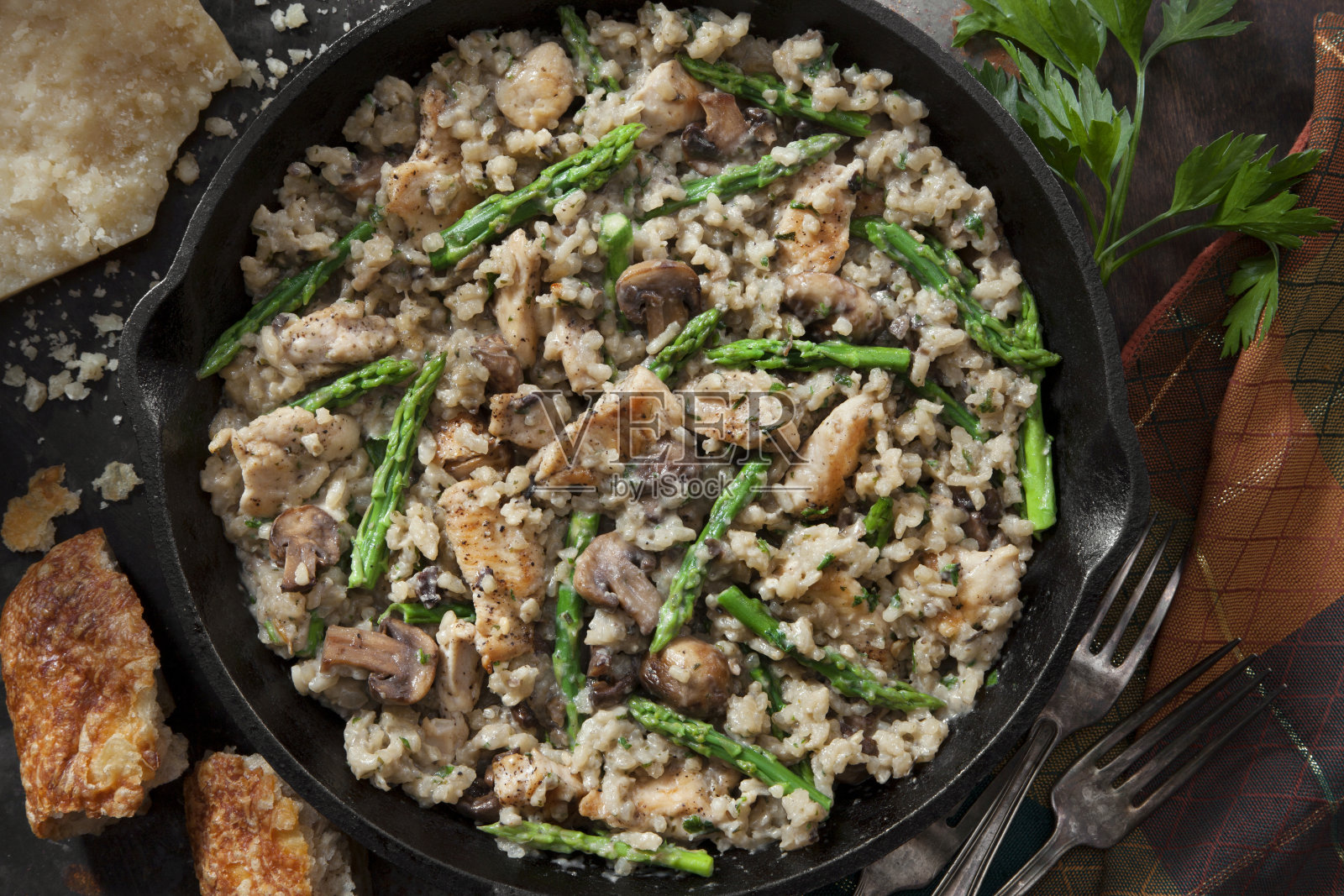 奶油蘑菇烩饭配鸡肉和芦笋照片摄影图片