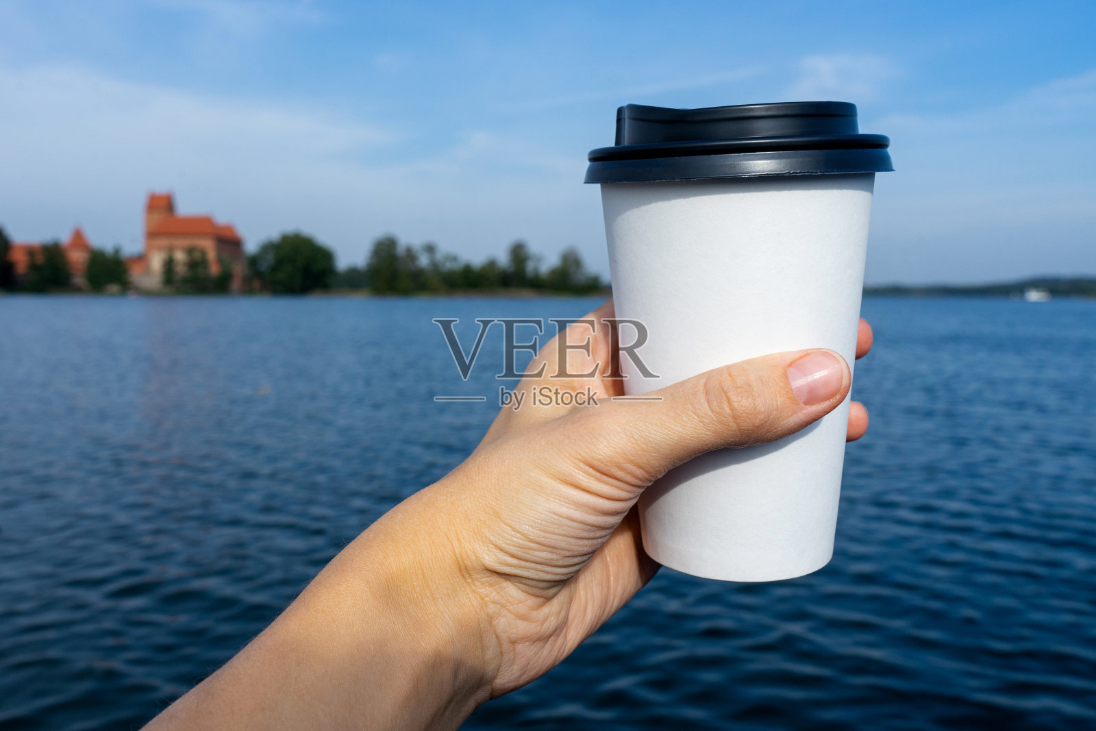 去湖边喝咖啡。照片摄影图片