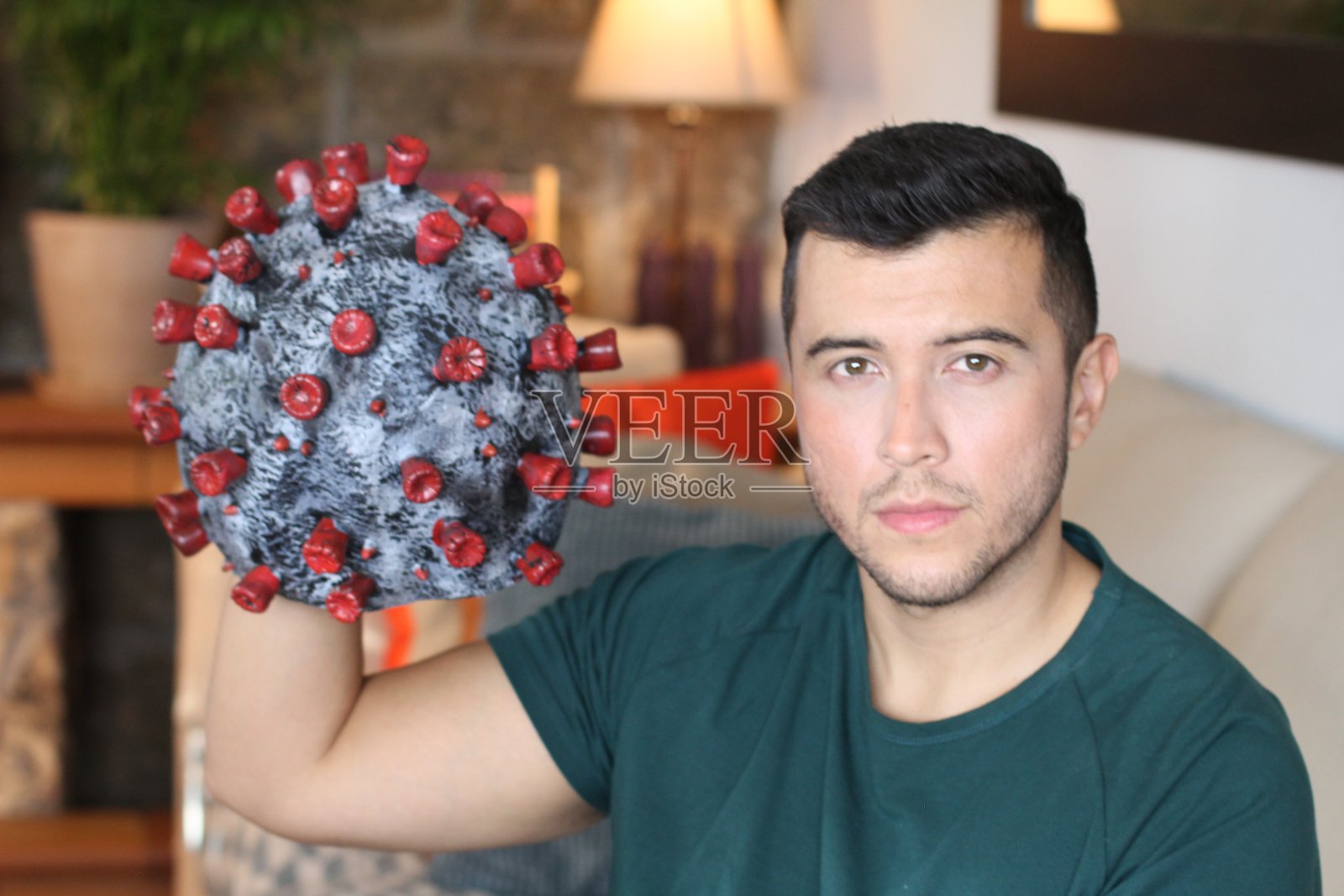 靠近病毒的年轻男子照片摄影图片