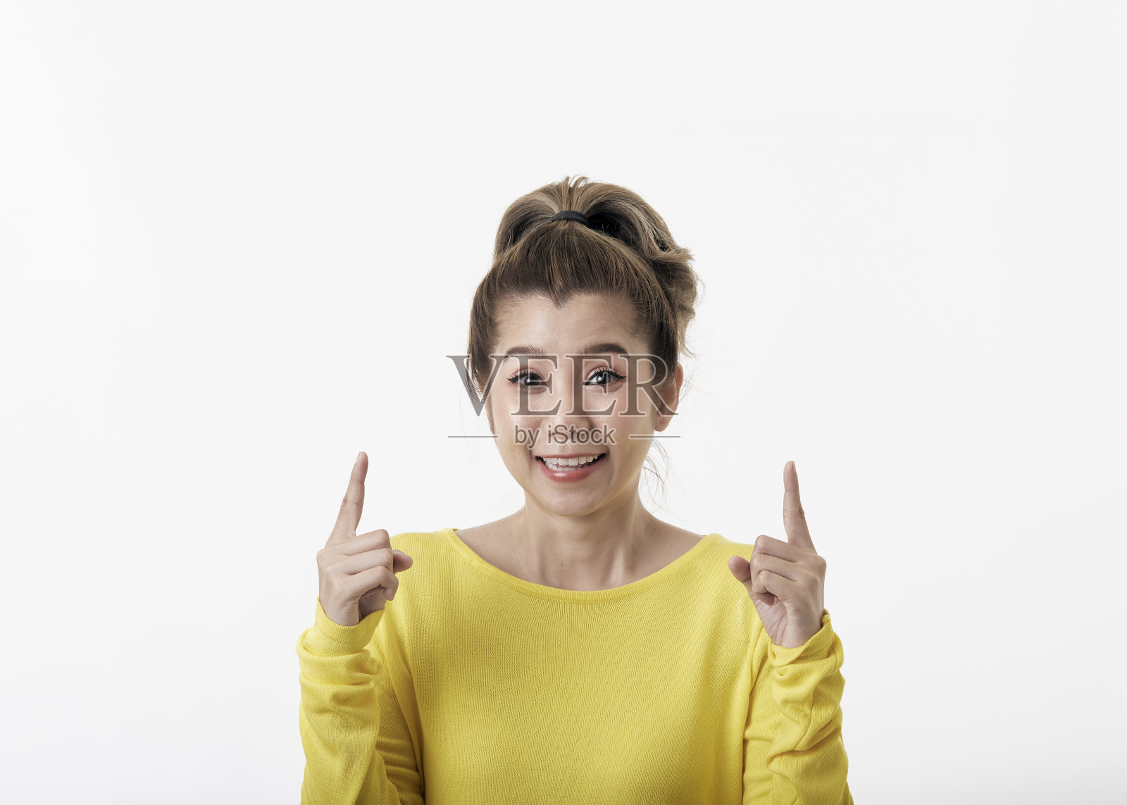 亚洲妇女指着双手抄写空间照片摄影图片