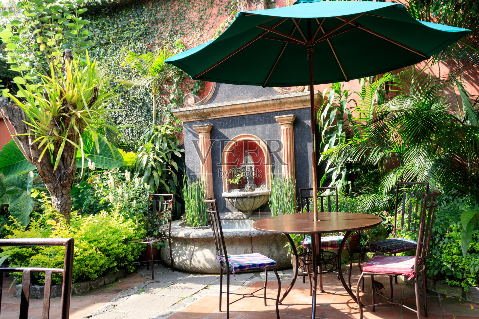 安提瓜瓜殖民地花园，有喷泉照片摄影图片