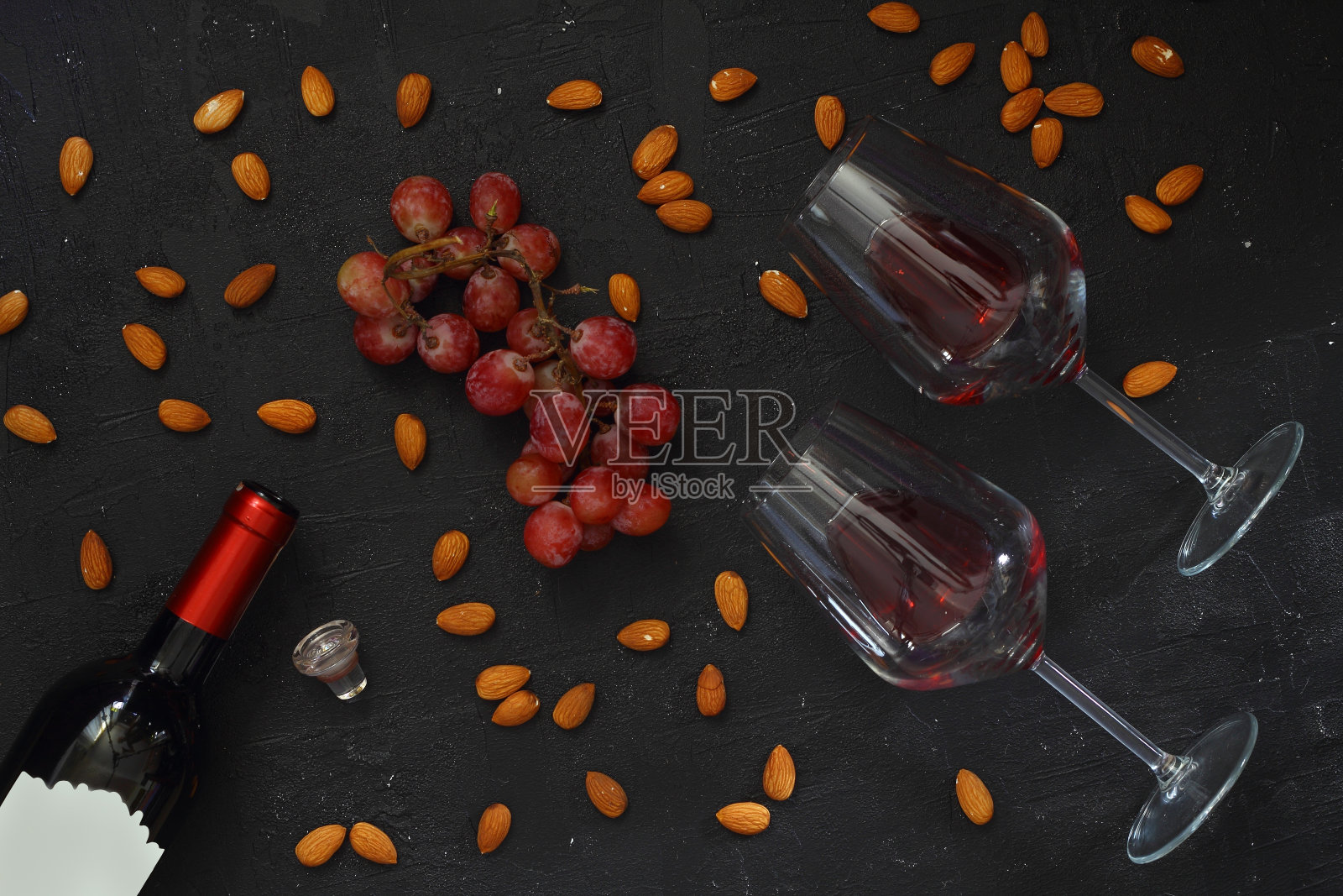 两杯红酒和一串葡萄:俯视图照片摄影图片