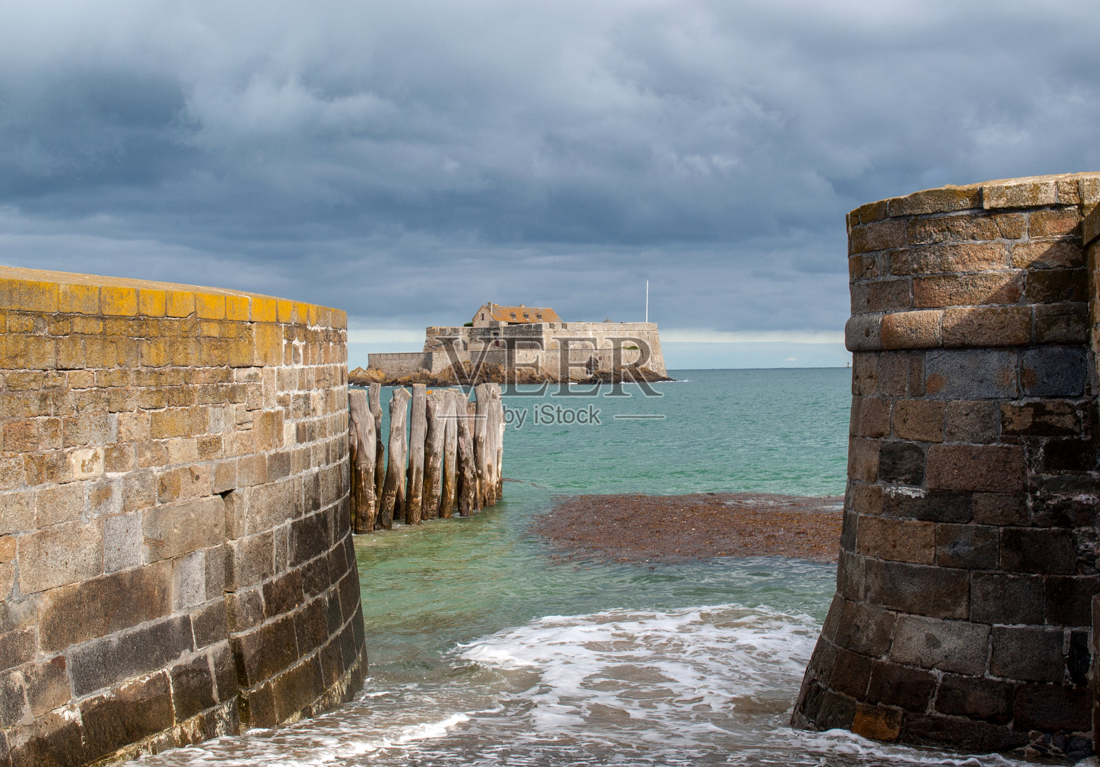在英吉利海峡的潮汐岛圣马洛的国家堡垒的观点在高潮。法国布列塔尼照片摄影图片