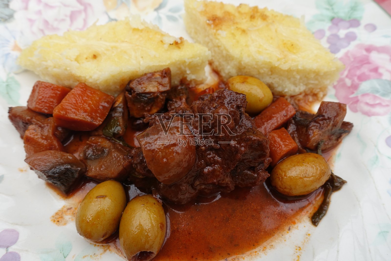 Provençal-style炖红酒沙司配小麦粉玉米粥的菜，法式烹饪照片摄影图片