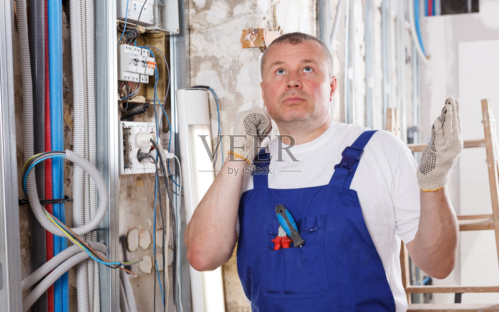 电工敷设电线照片摄影图片