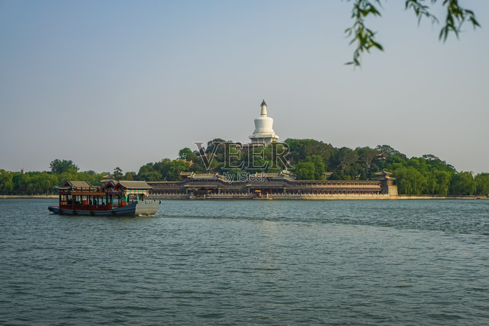 在北海白塔前的湖面上游弋照片摄影图片