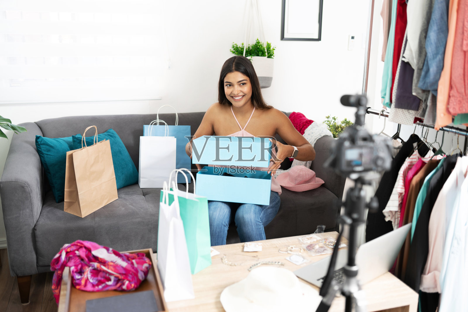 可爱的女孩打开一盒新鞋照片摄影图片