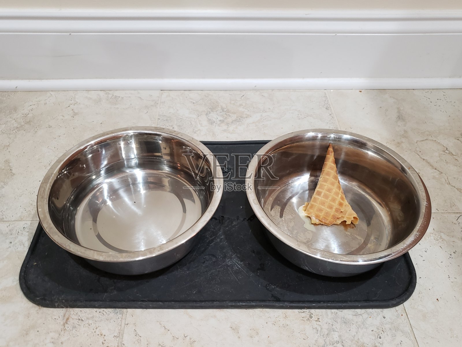 悲伤的冰淇淋在狗的碗照片摄影图片