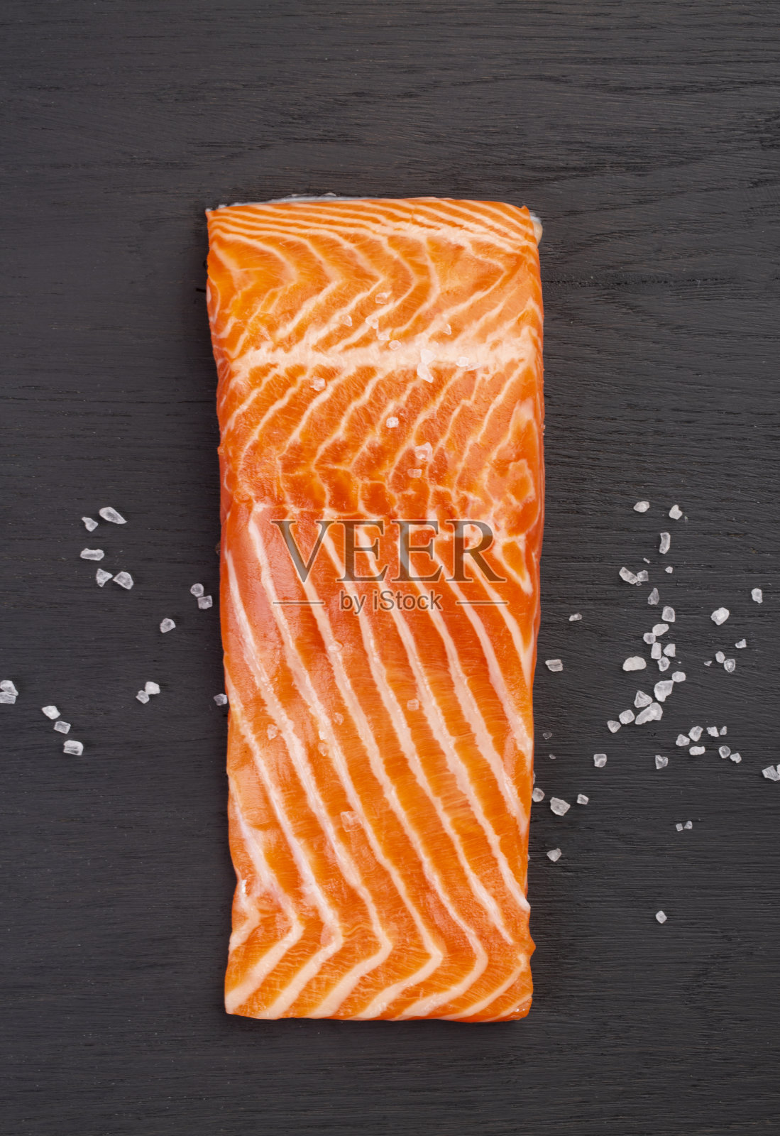 一片新鲜的生鲑鱼片照片摄影图片