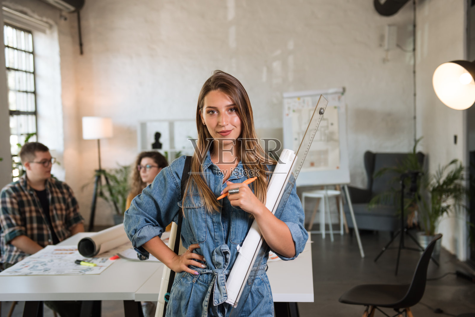 迷人的年轻女设计师肖像照片摄影图片