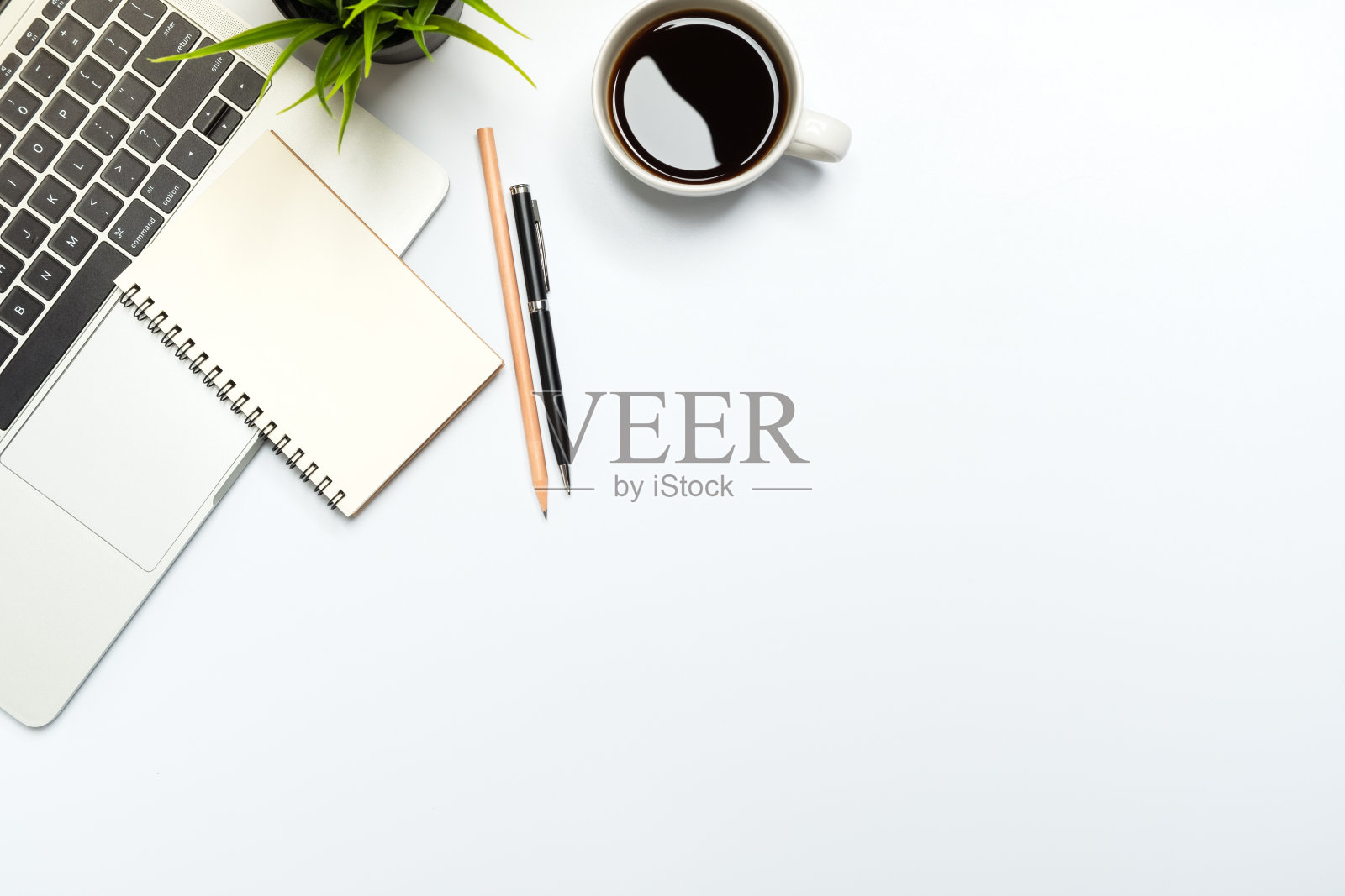 平铺的白色办公桌，桌子或工作场所与笔记本电脑照片摄影图片