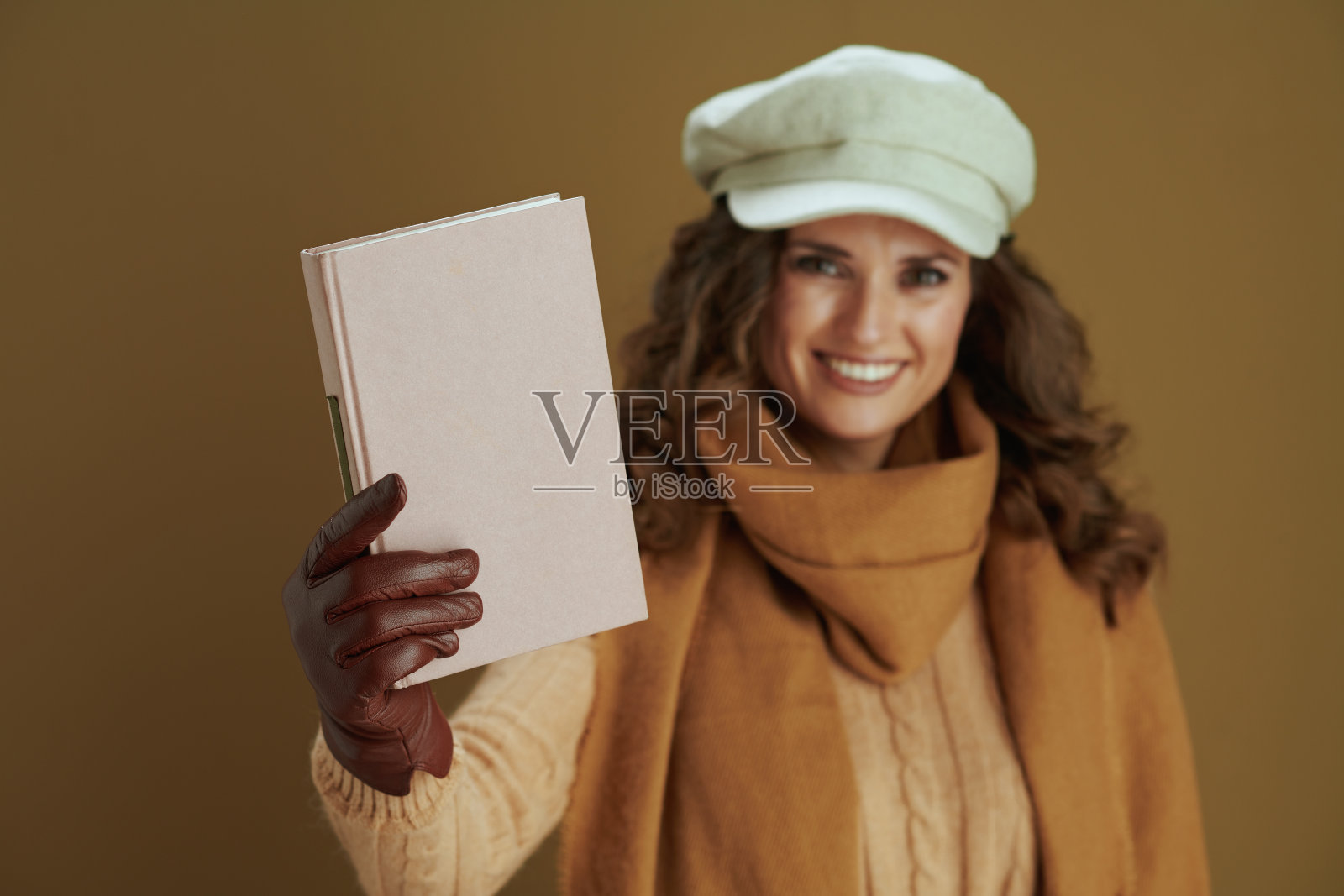 快乐的现代40岁女人在米色背景围巾照片摄影图片