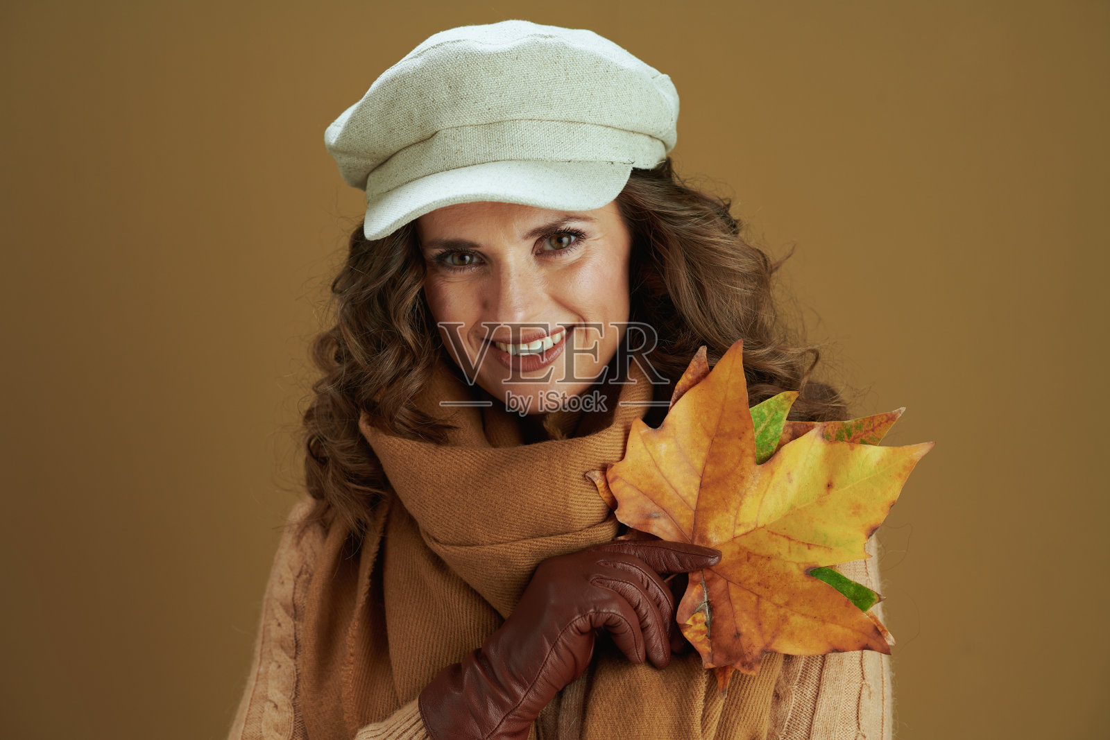 幸福优雅的女人在围巾的青铜背景照片摄影图片