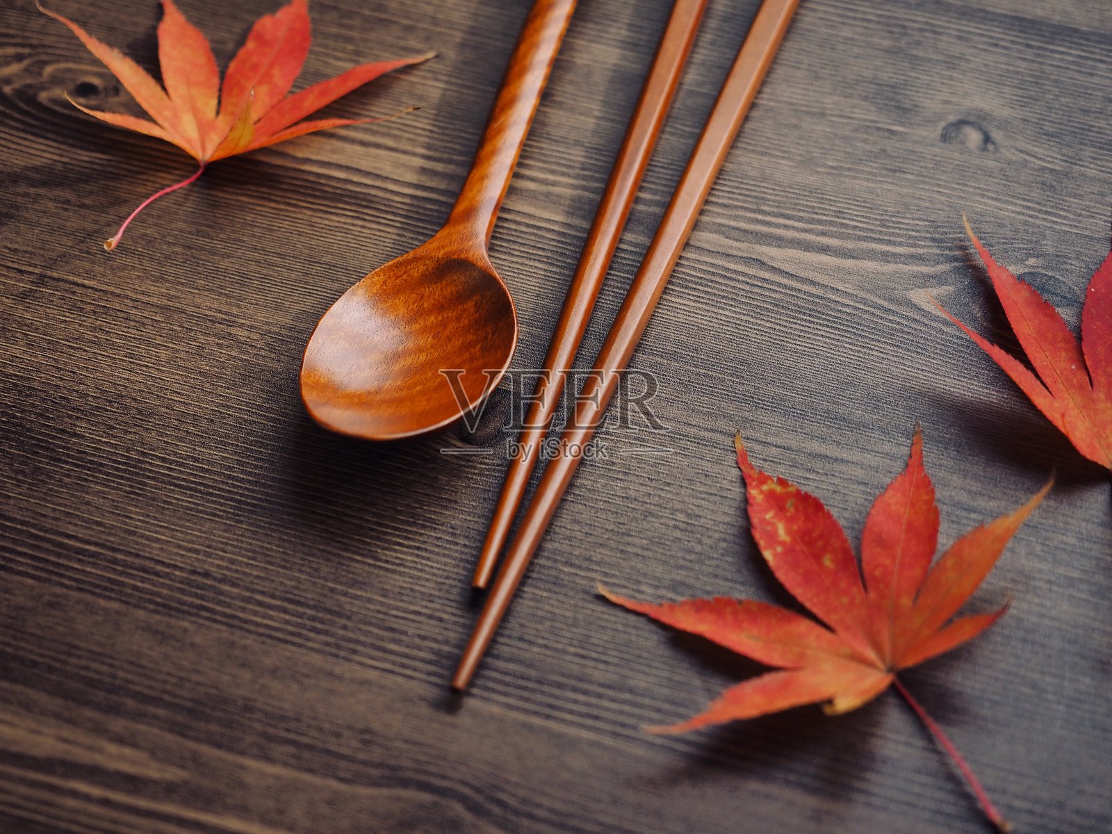 韩国传统木勺，筷子和枫叶照片摄影图片
