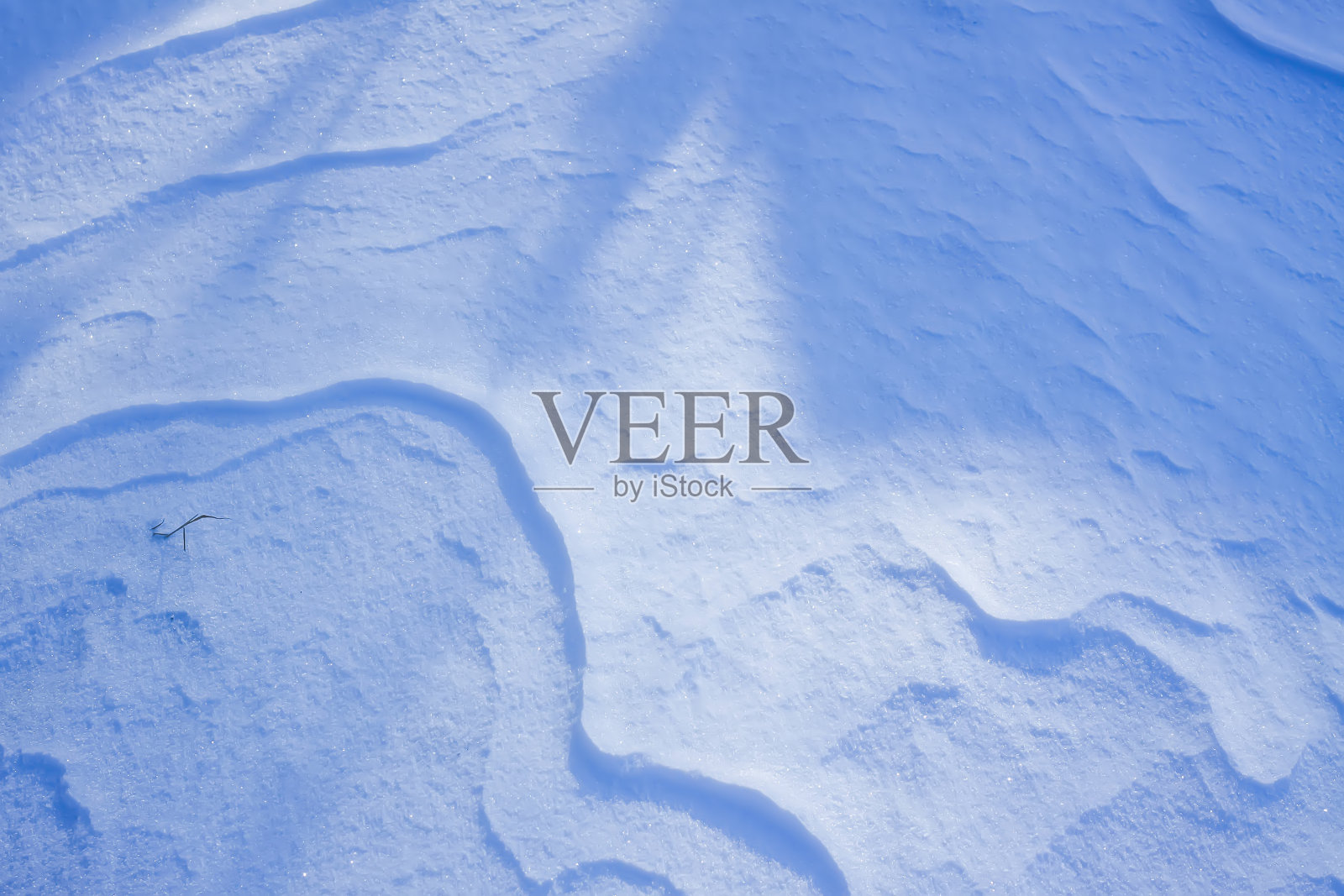 新鲜的雪表面在阳光充足的冬天。照片摄影图片