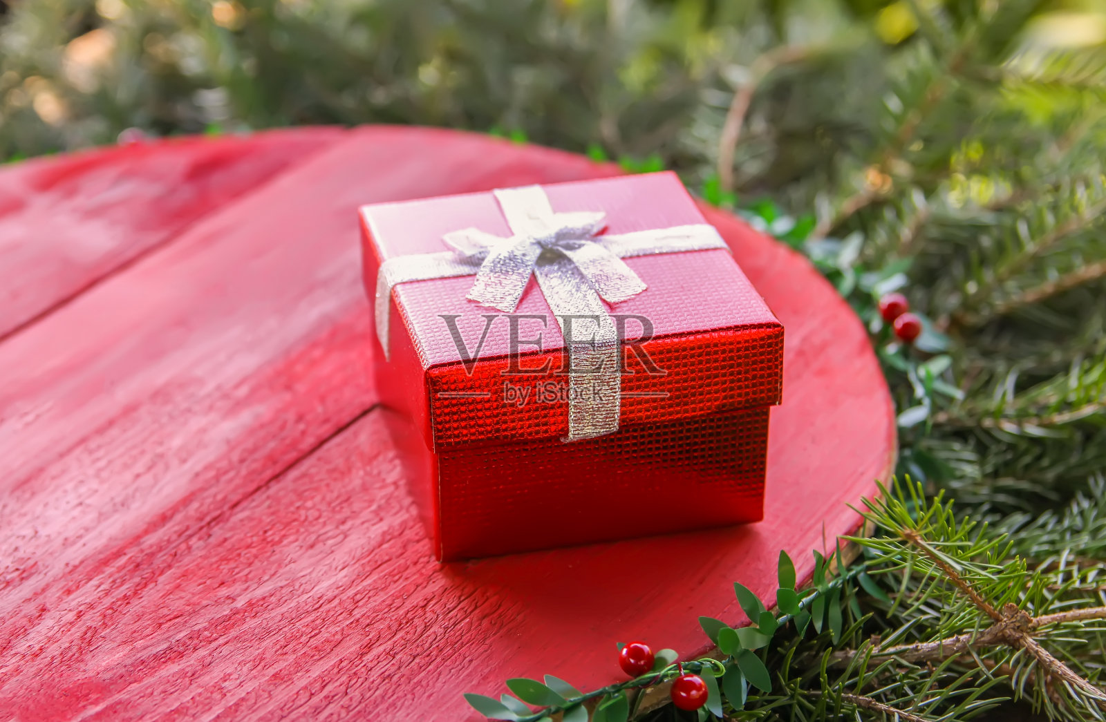 圣诞背景与小红礼盒和干橙片在绿色多刺的冷杉树枝。喜庆新年设计元素。照片摄影图片