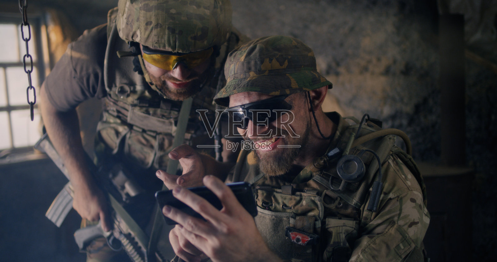 男性士兵一起使用智能手机照片摄影图片