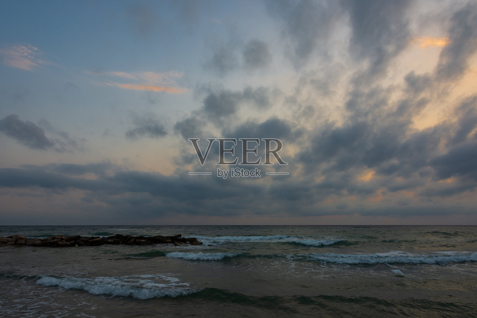 亚得里亚海。Ostuni,普利亚区。日出照片摄影图片