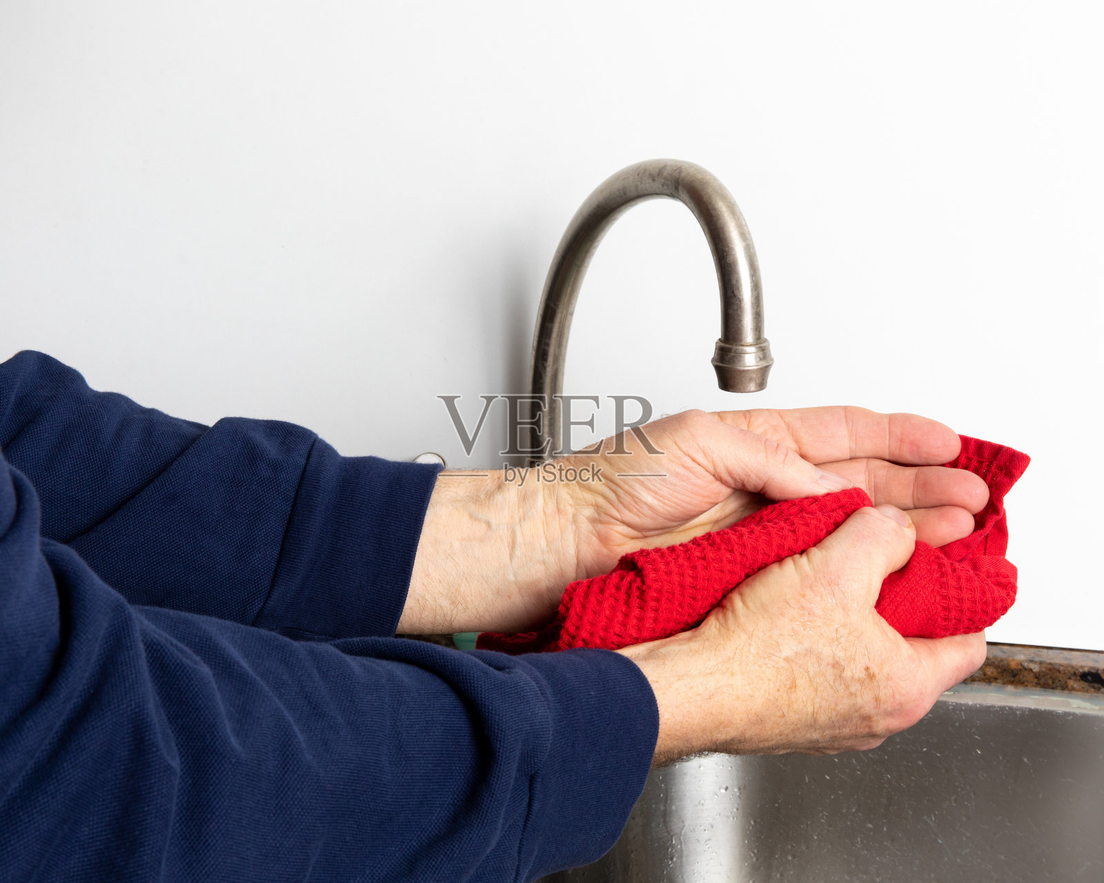 洗手程序，防止感染传播;彻底擦干手，去除水分照片摄影图片