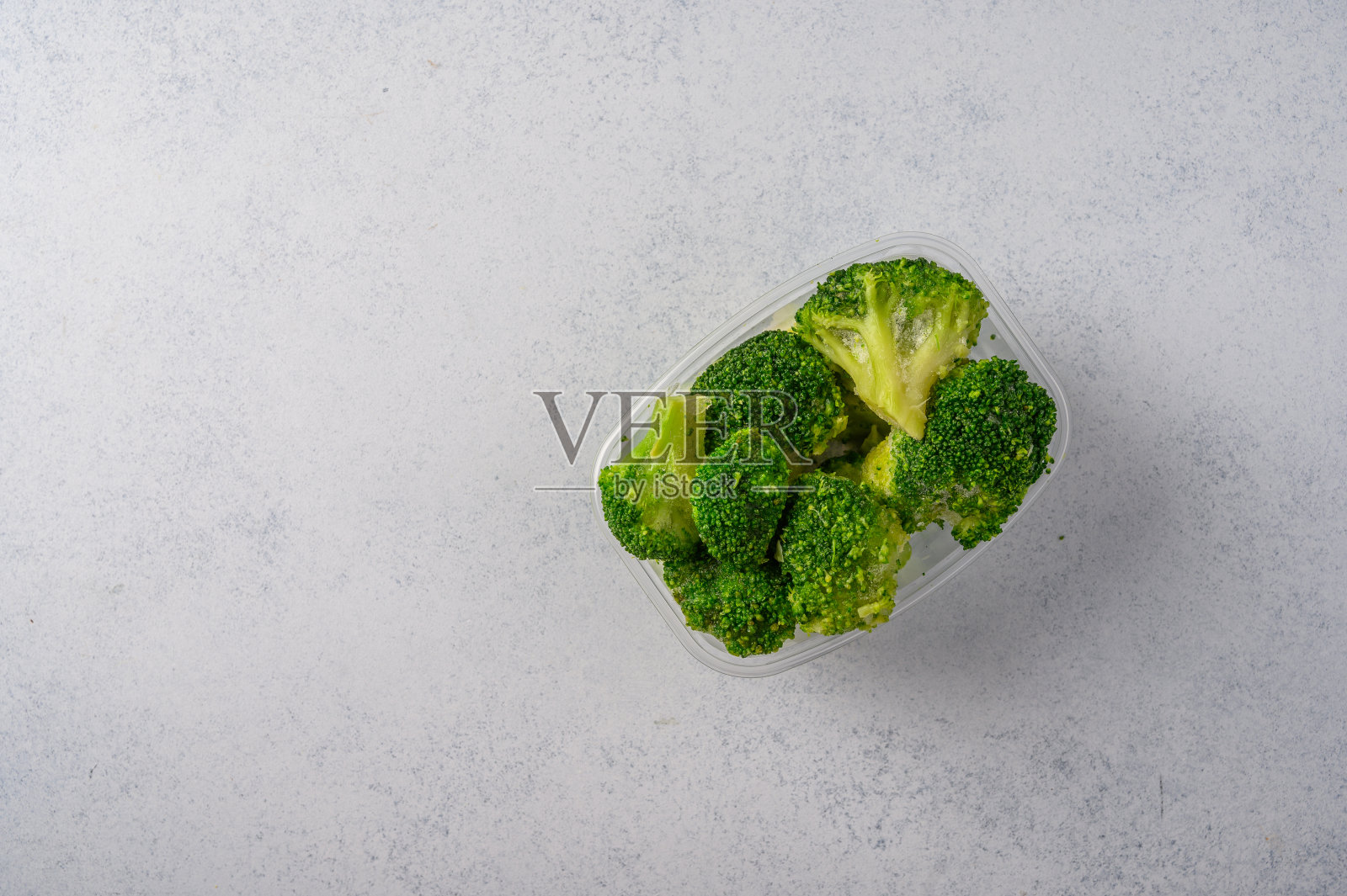 冷冻蔬菜西兰花在一个灰色的背景俯视图塑料托盘照片摄影图片