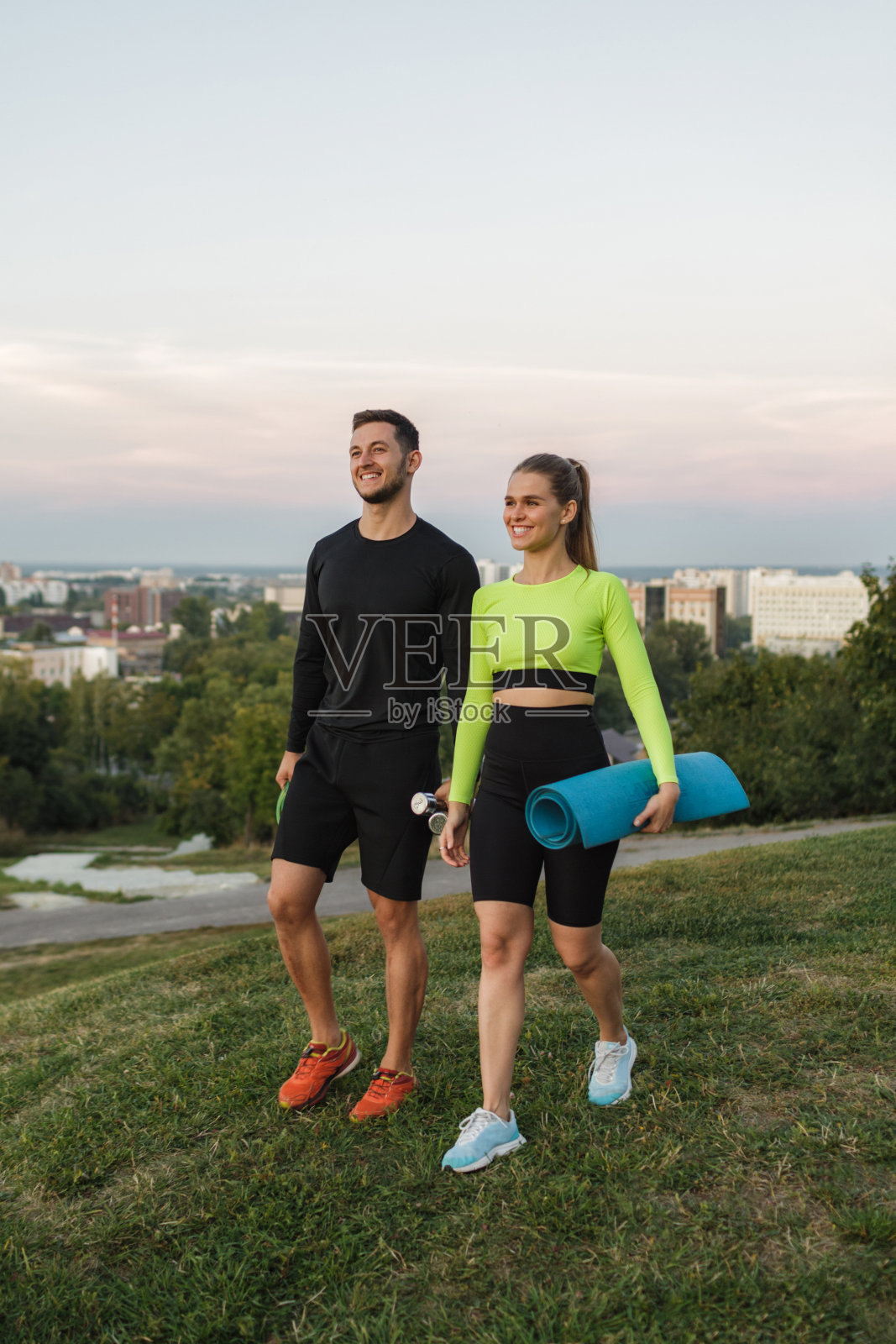 年轻人喜欢户外运动照片摄影图片