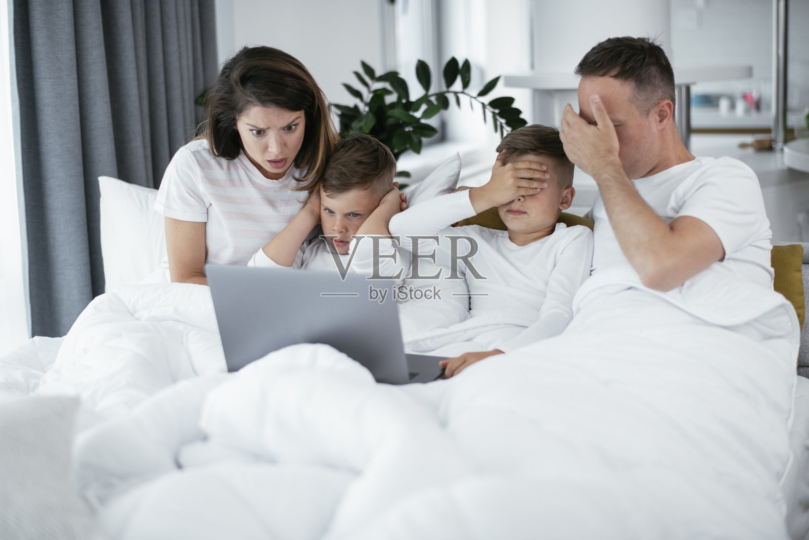 漂亮的父母和孩子在家里享受。照片摄影图片