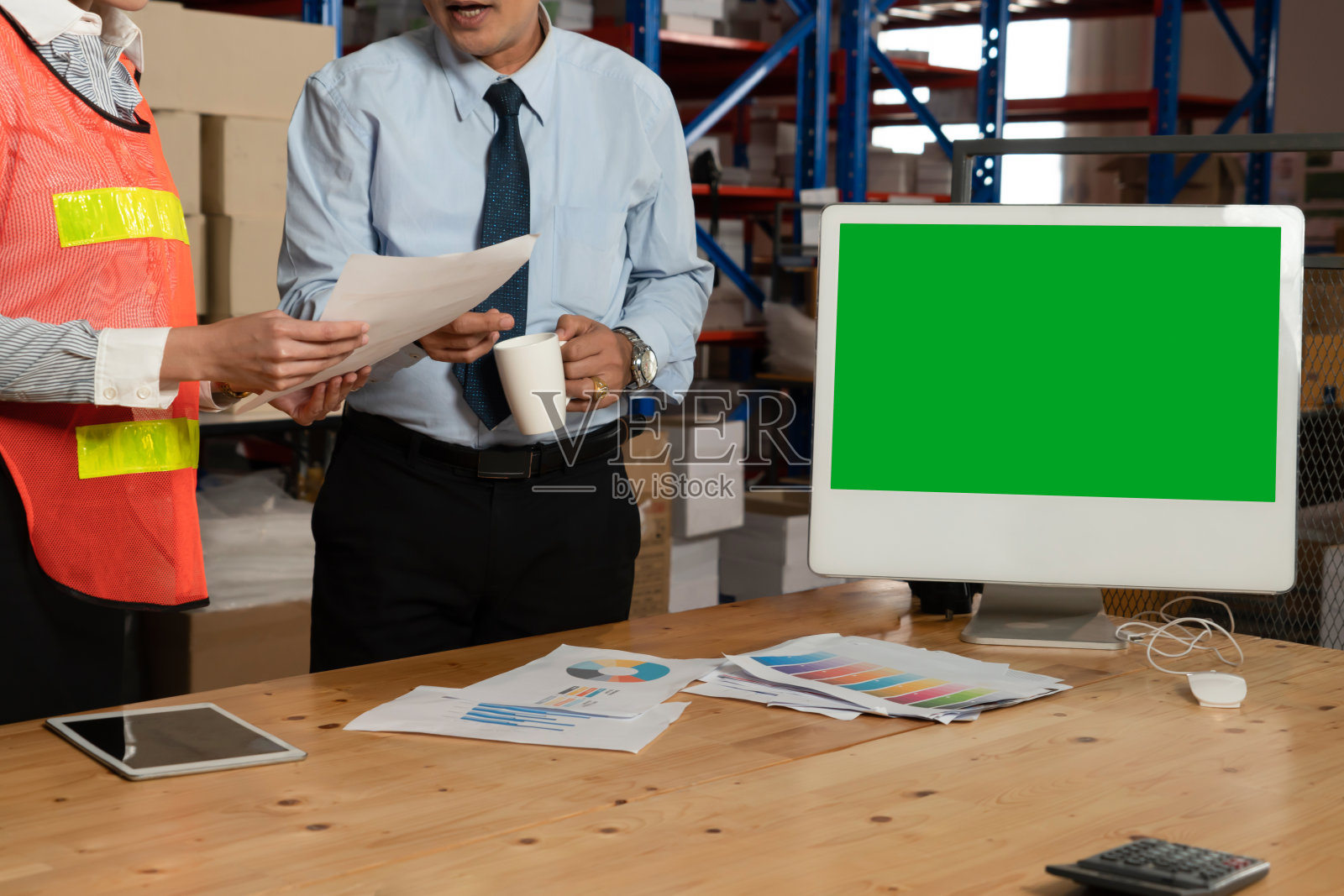 仓库仓库电脑绿屏显示照片摄影图片