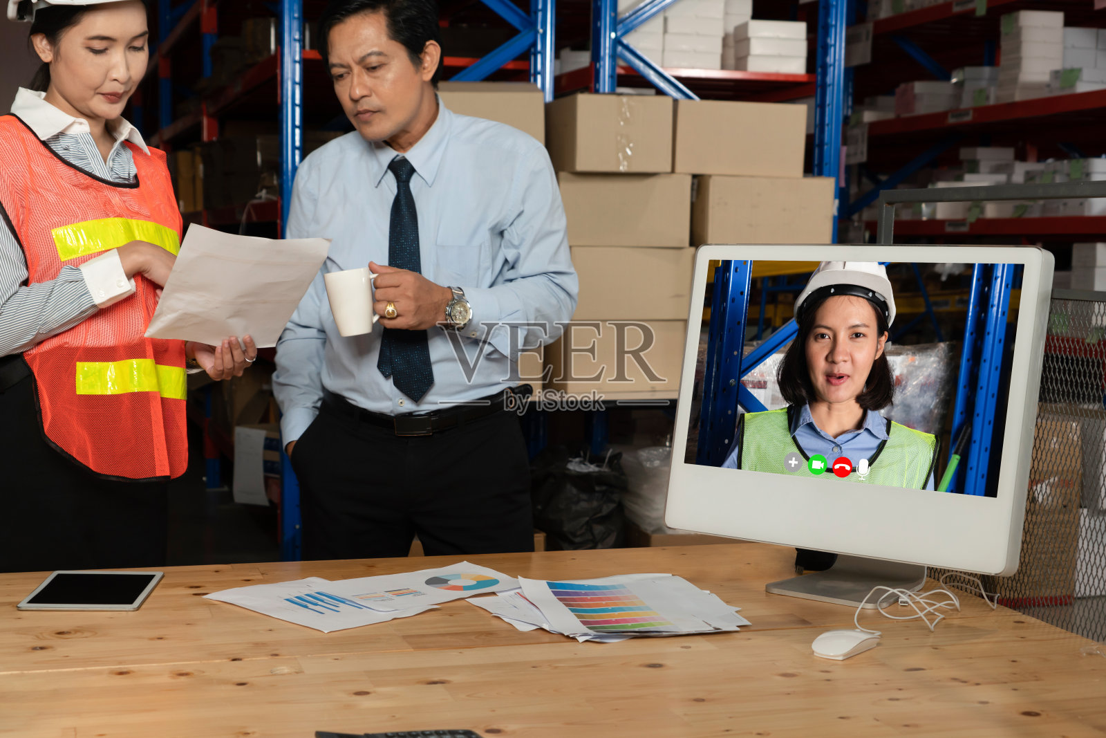 仓库工作人员在仓库的电脑屏幕上进行视频通话照片摄影图片