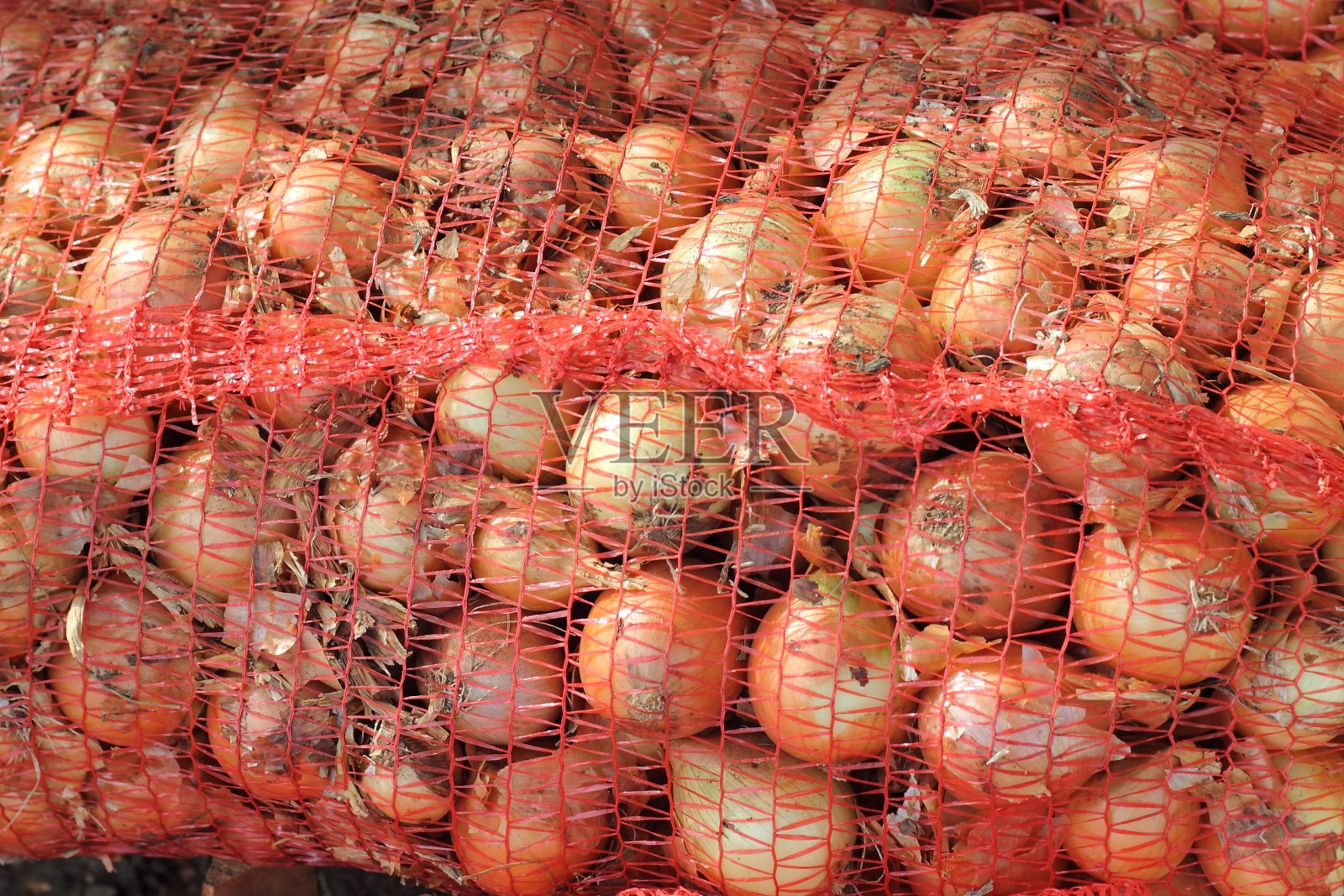 市场柜台的格子里有洋葱照片摄影图片