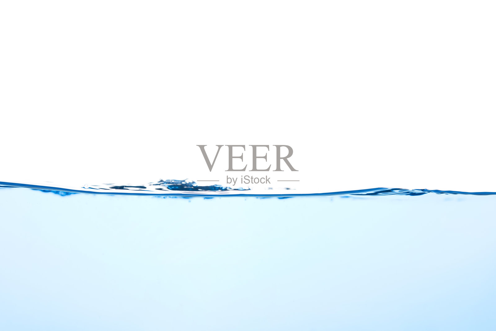 浅蓝色的水波带有气泡，在水下有一点飞溅照片摄影图片