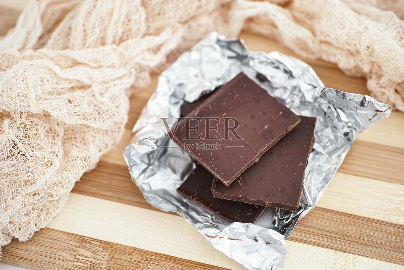 用锡纸裹着的黑巧克力碎块照片摄影图片